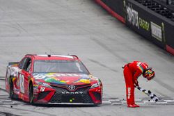 Il vincitore della gara Kyle Busch, Joe Gibbs Racing