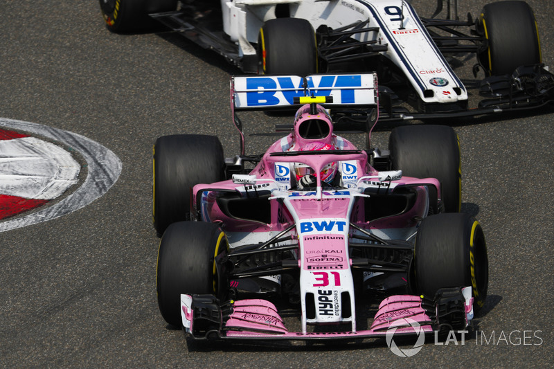 Esteban Ocon, Force India VJM11 Mercedes, Marcus Ericsson, Sauber C37 Ferrari