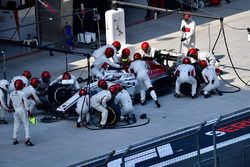 Charles Leclerc, Sauber C37, pit stop