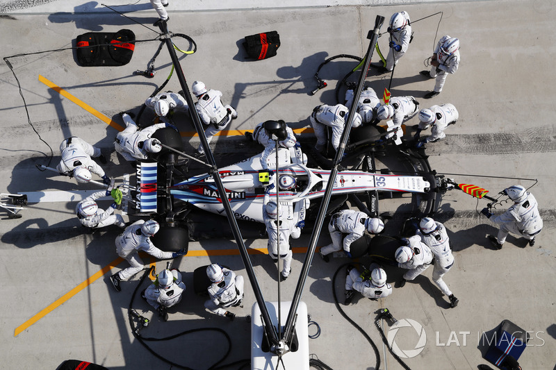 Sergey Sirotkin, Williams FW41 Mercedes, en un pit stop