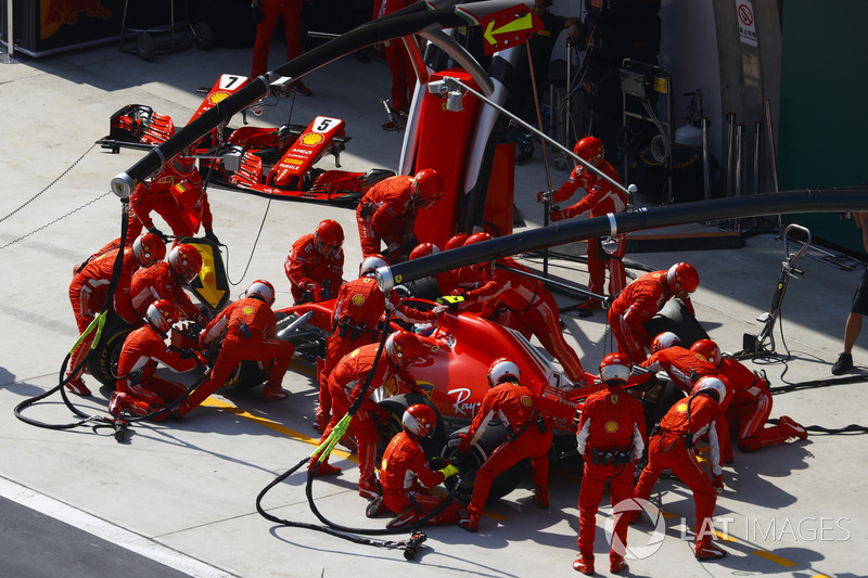 Kimi Raikkonen, Ferrari SF71H, maakt een stop