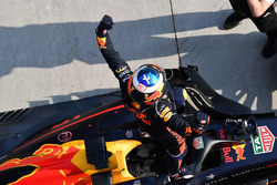 Daniel Ricciardo, Red Bull Racing RB14 celebrates in parc ferme