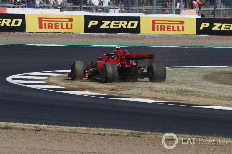 Kimi Raikkonen, Ferrari SF71H runs wide