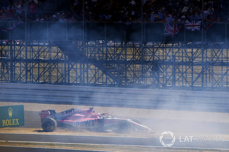 Sergio Perez, Force India VJM11 reklam tabelasına çarpıyor