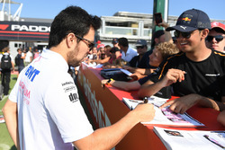 Sergio Perez, Force India signs autographs for the fans