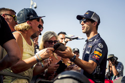 Daniel Ricciardo, Red Bull Racing signe des autographes pour les fans