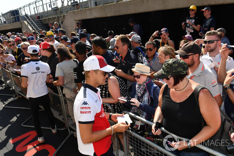 Marcus Ericsson, Sauber signe des autographes pour les fans