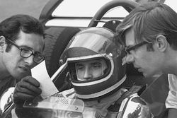 Jacky Ickx, Ferrari 312B, studies technical data with Mauro Forghieri, Technical Director of Ferrari