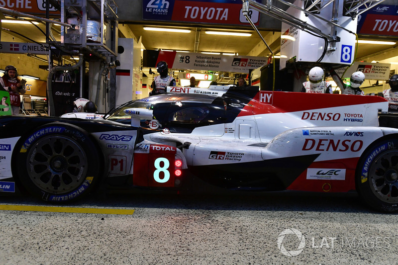 #8 Toyota Gazoo Racing Toyota TS050: Sébastien Buemi, Kazuki Nakajima, Fernando Alonso, pit stop