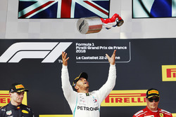 Le vainqueur Lewis Hamilton, Mercedes AMG F1, le deuxième, Max Verstappen, Red Bull Racing, le troisième, Kimi Raikkonen, Ferrari, sur le podium