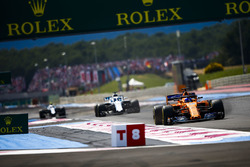 Fernando Alonso, McLaren MCL33, devant Lance Stroll, Williams FW41