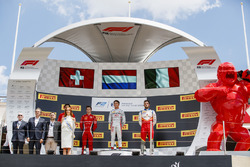 Podium : le deuxième Louis Deletraz, Charouz Racing System, le vainqueur Nyck De Vries, PREMA Racing, le troisième Luca Ghiotto, Campos Racing