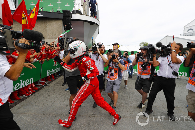 Le vainqueur Sebastian Vettel, Ferrari, fête sa victoire dans le Parc Fermé