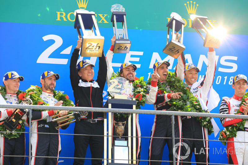 Overall podium: winners Sébastien Buemi, Kazuki Nakajima, Fernando Alonso, Toyota Gazoo Racing