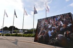 Des drapeaux et une image de Lewis Hamilton, Mercedes-AMG F1