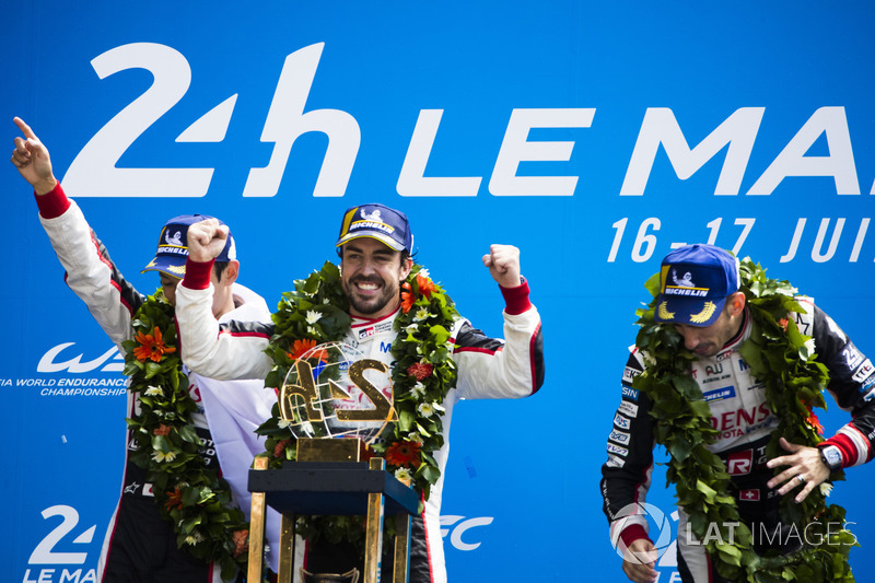 Overall podium: winners Sébastien Buemi, Kazuki Nakajima, Fernando Alonso, Toyota Gazoo Racing