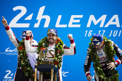 Podium : les vainqueurs Sébastien Buemi, Kazuki Nakajima, Fernando Alonso, Toyota Gazoo Racing