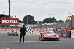 #85 Keating Motorsports Ferrari 488 GTE: Ben Keating, Jeroen Bleekemolen, Luca Stolz, taglia il traguardo e prende la bandiera a scacchi