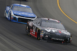 Clint Bowyer, Stewart-Haas Racing, Chevrolet Camaro Haas 30 Years of the VF1 and Kyle Larson, Chip Ganassi Racing, Chevrolet Camaro Credit One Bank