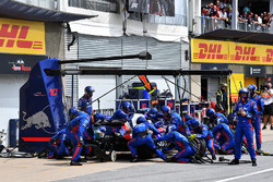 Pierre Gasly, Scuderia Toro Rosso STR13 pitstop