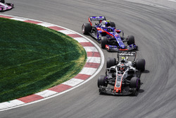 Kevin Magnussen, Haas F1 Team VF-18, leads Pierre Gasly, Toro Rosso STR13