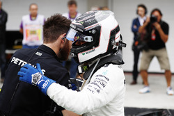 Valtteri Bottas, Mercedes AMG F1, viert zijn pole in Parc Ferme