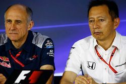 Franz Tost, Team Principal, Scuderia Toro Rosso, Yusuke Hasegawa, responsable Honda, en conférence de presse