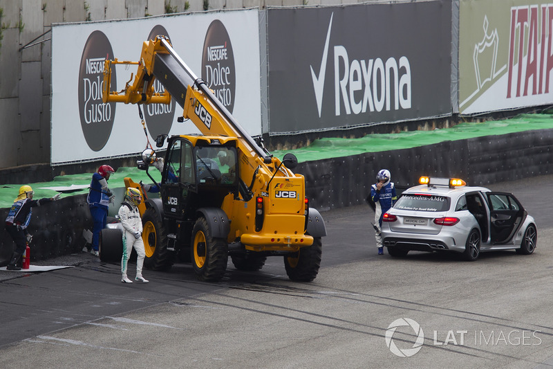 Lewis Hamilton, Mercedes-Benz F1 W08, crashed car
