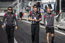 Kevin Magnussen, Haas F1 walks the track