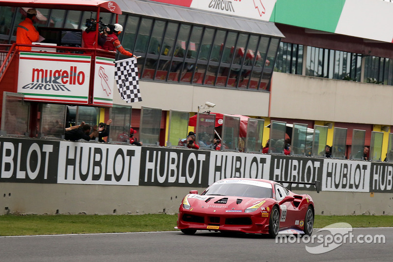 Il vincitore della gara #199 Ferrari of Vancouver Ferrari 488: Wei Lu