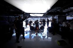 Lewis Hamilton, Mercedes AMG F1 W08, keert terug naar de box