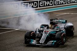 Le deuxième, Lewis Hamilton, Mercedes AMG F1, effectue des donuts