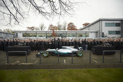 Niki Lauda, président non exécutif Mercedes AMG F1, Lewis Hamilton, Mercedes AMG F1, Toto Wolff, directeur exécutif Mercedes AMG F1, avec tous les membres de l'équipe