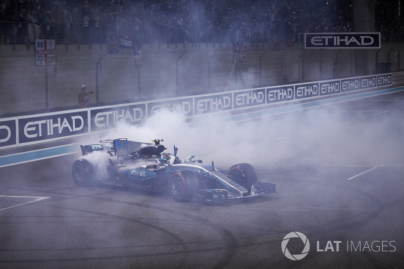 Race winner Valtteri Bottas, Mercedes AMG F1 W08 with doughnuts