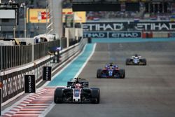 Kevin Magnussen, Haas F1 Team VF-17, leads Brendon Hartley, Toro Rosso STR12