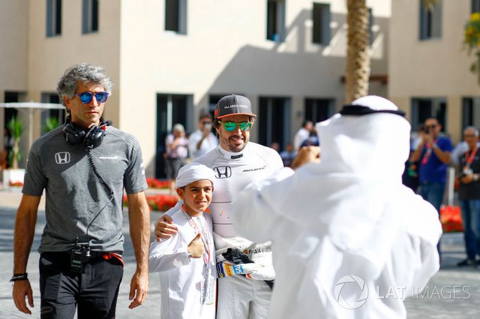 Fernando Alonso, McLaren, con un fan