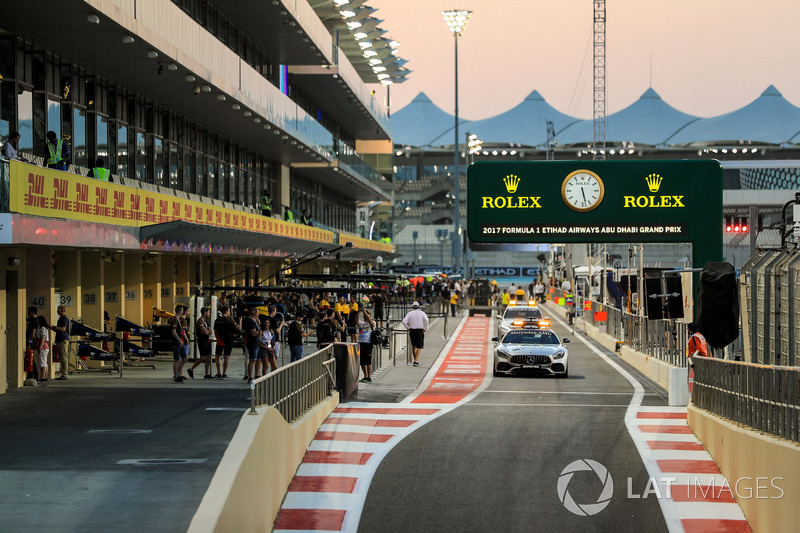 Safety Car and fans in the pit lane