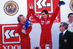 Podium : le vainqueur Alain Prost, le deuxième Niki Lauda, le troisième Ayrton Senna
