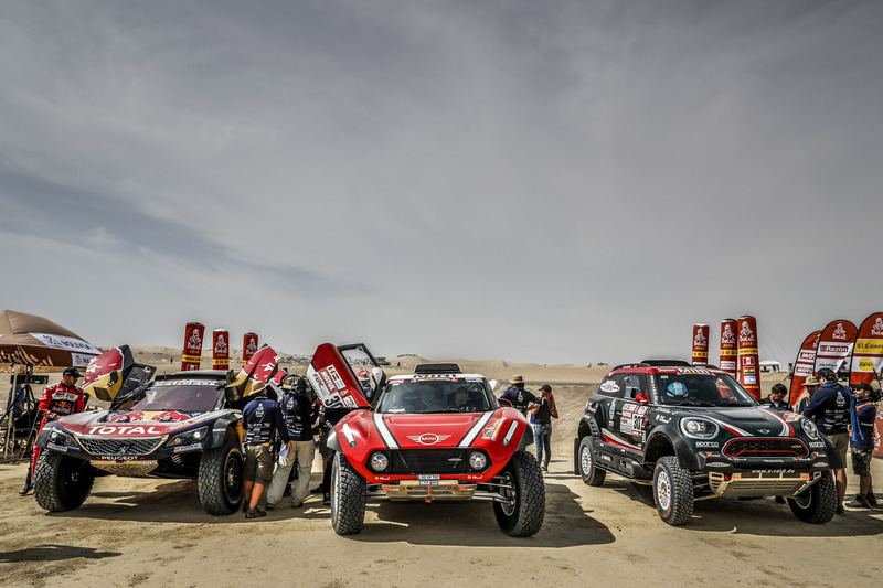 #303 Peugeot Sport Peugeot 3008 DKR: Carlos Sainz, Lucas Cruz, #305 X-Raid Team Mini: Mikko Hirvonen
