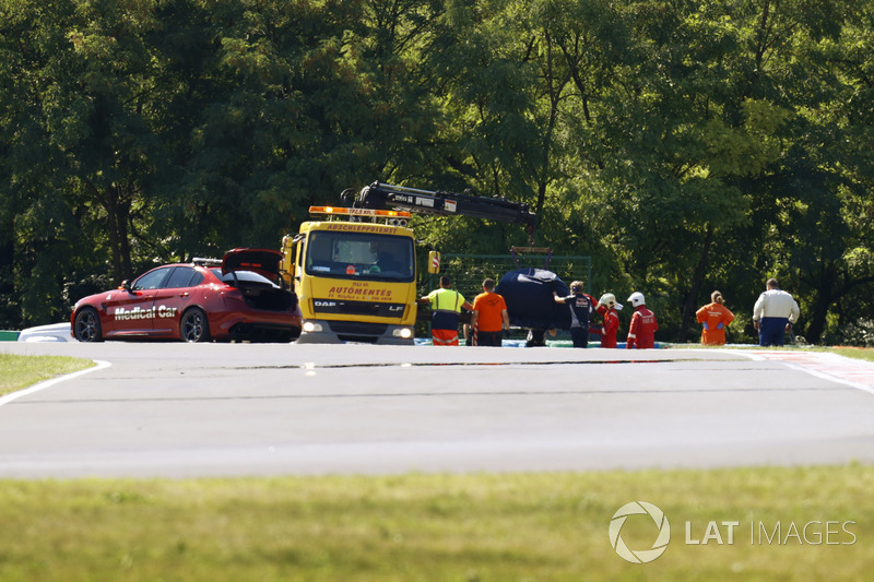 Marshals recover the car of Sean Gelael, Scuderia Toro Rosso STR12