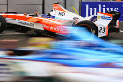 Robin Frijns, Amlin Andretti Formula E Team, passe devant la voiture accidentée de Nick Heidfeld, Mahindra Racing