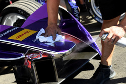 Techneut maakt de Virgin DSV-02 schoon