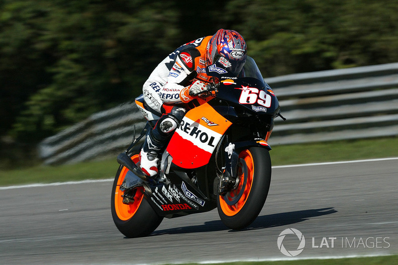 2004: Repsol Honda, 8º no campeonato (117 pts), 2 pódios, 15 corridas