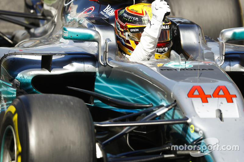 Lewis Hamilton se regocija con la victoria en España