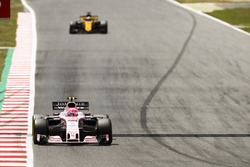 Esteban Ocon, Sahara Force India F1 VJM10, Nico Hulkenberg, Renault Sport F1 Team RS17