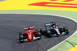 Sebastian Vettel, Ferrari SF70H, en lutte avec Lewis Hamilton, Mercedes AMG F1 W08