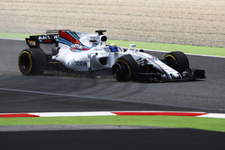 Felipe Massa, Williams FW40, recovers to the pits, a puncture