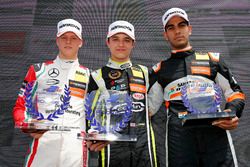 Podium des rookies : le premier Lando Norris, Carlin Dallara F317 - Volkswagen, le deuxième Mick Schumacher, Prema Powerteam, Dallara F317 - Mercedes-Benz, le troisième Jehan Daruvala, Carlin, Dallara F317 - Volkswagen