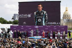 Podio: il vincitore della gara Sébastien Buemi, Renault e.Dams, il secondo classificato Jose Maria L