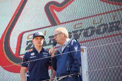 Max Verstappen, Red Bull Racing, mit Olav Mol, F1-Kommentator